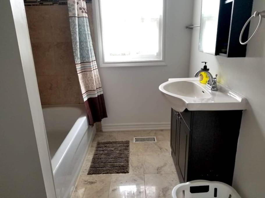 Spacious Mbr Near Kennedy Subway & Go Toronto Ngoại thất bức ảnh
